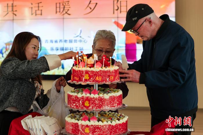 青海西宁:老人与小朋友共度重阳