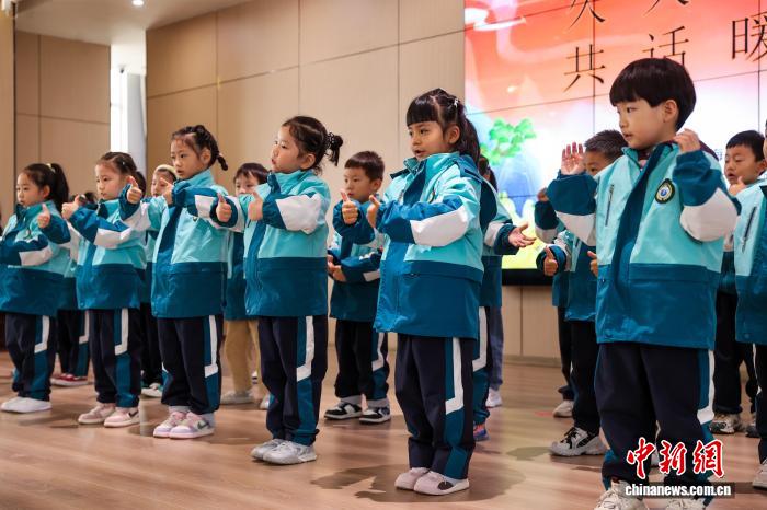 青海西宁:老人与小朋友共度重阳