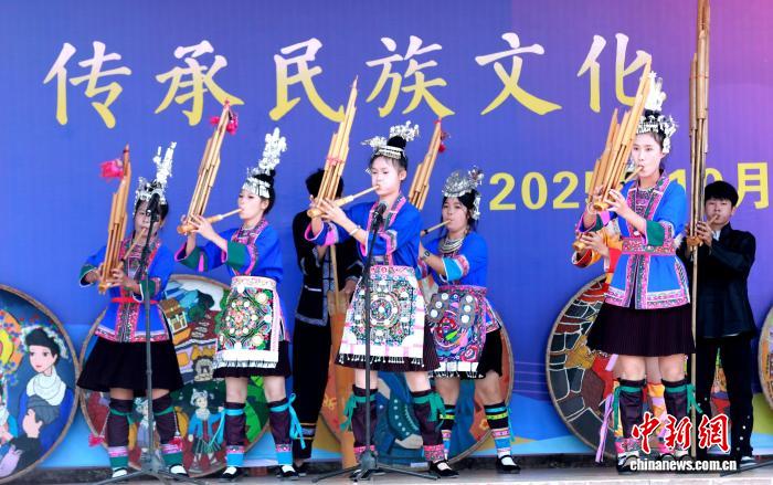 广西侗乡学子展示多彩民族文化 广西侗乡学子展示多彩民族文化