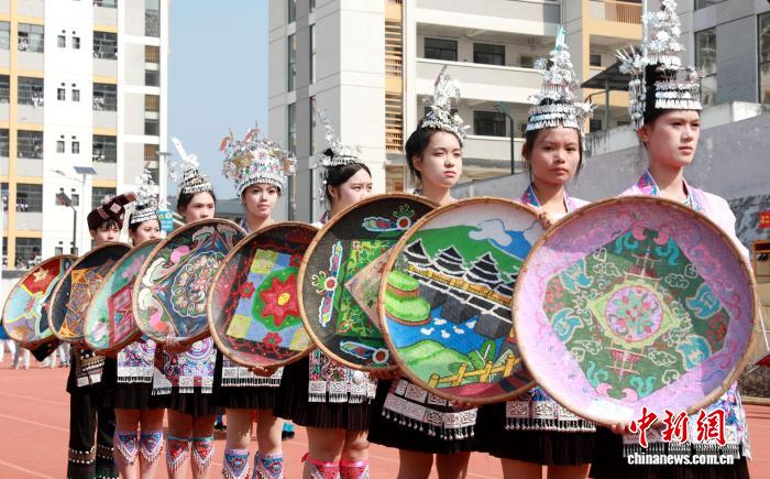 广西侗乡学子展示多彩民族文化