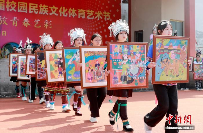 广西侗乡学子展示多彩民族文化