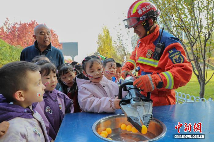 青海民众沉浸式学习消防安全知识 “119”消防宣传月:青海民众沉浸式学习消防安全知识