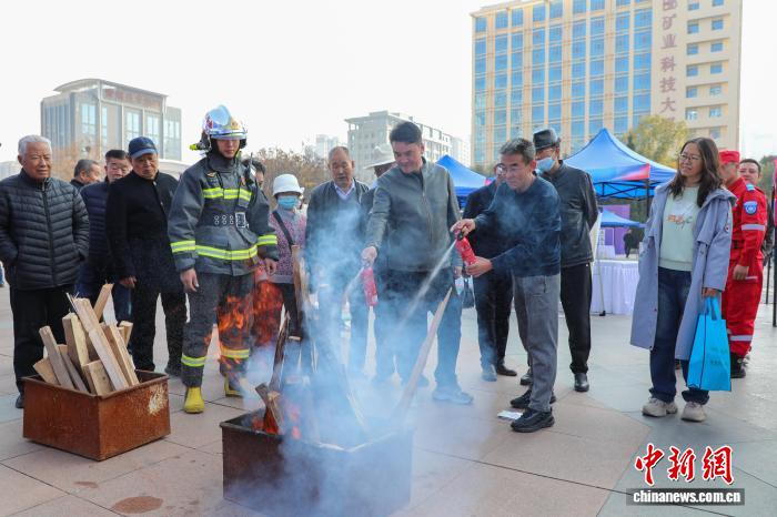 青海民众沉浸式学习消防安全知识