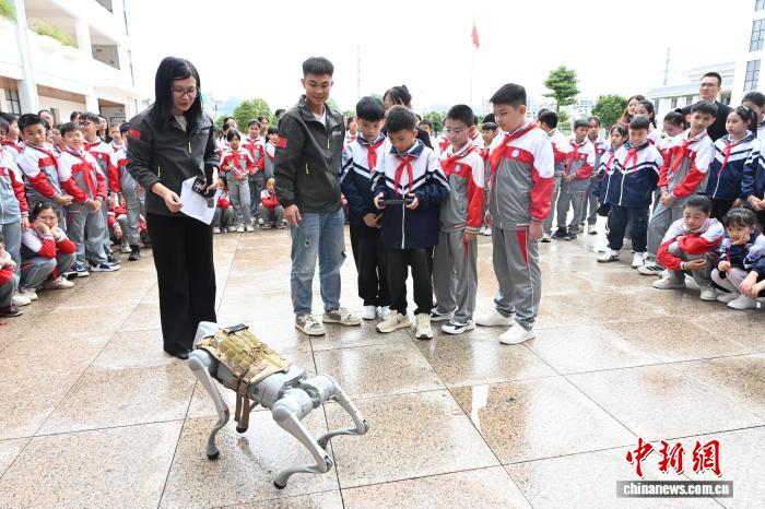 中越少年儿童共享科技乐趣 传递友谊