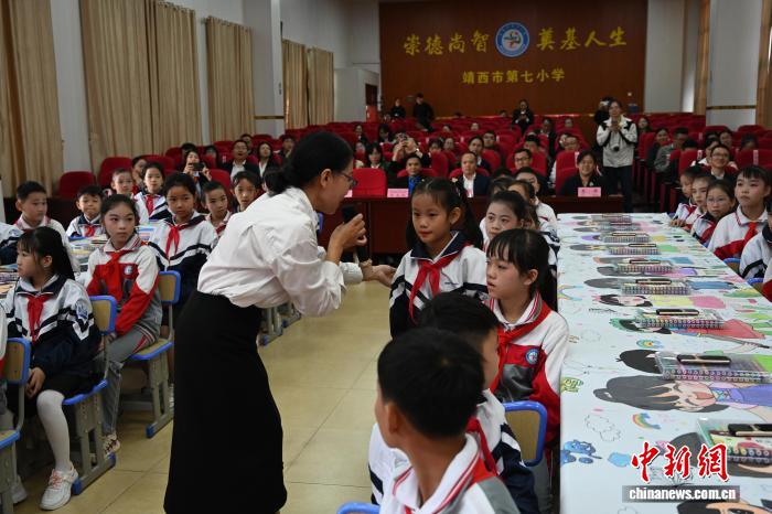 中越少年儿童共享科技乐趣 传递友谊