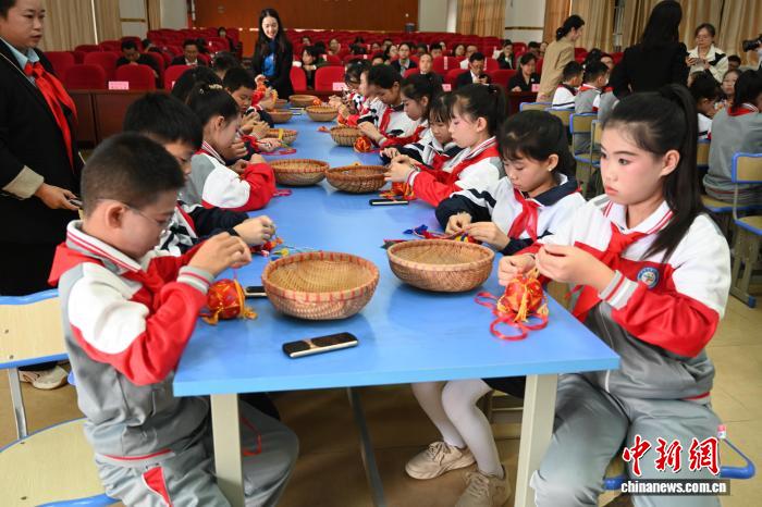 中越少年儿童共享科技乐趣 传递友谊