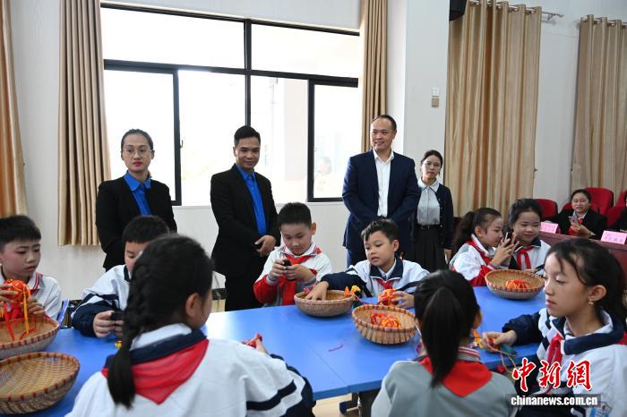 中越少年儿童共享科技乐趣 传递友谊