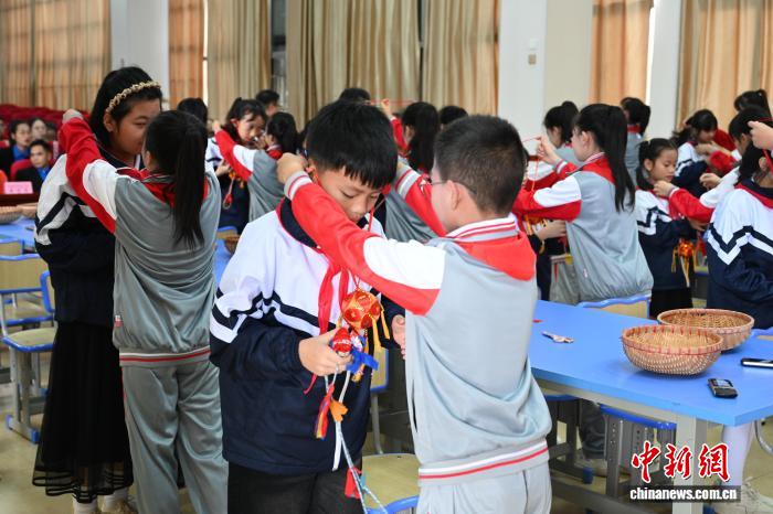 中越少年儿童共享科技乐趣 传递友谊