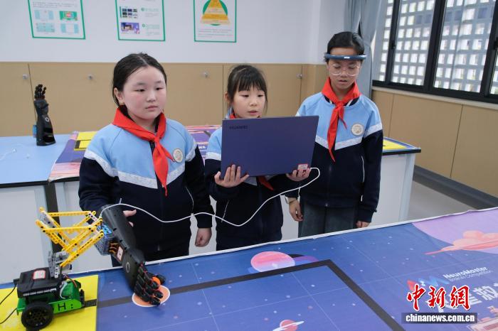 小学生在课堂内外“玩转”AI技术