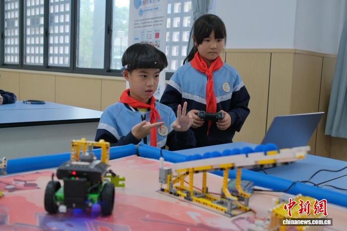 小学生在课堂内外“玩转”AI技术
