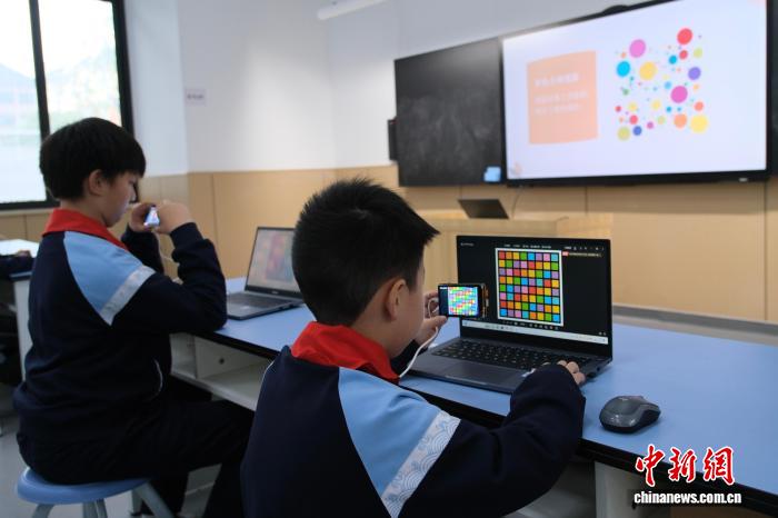 小学生在课堂内外“玩转”AI技术