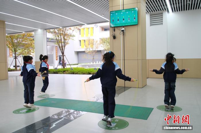 小学生在课堂内外“玩转”AI技术