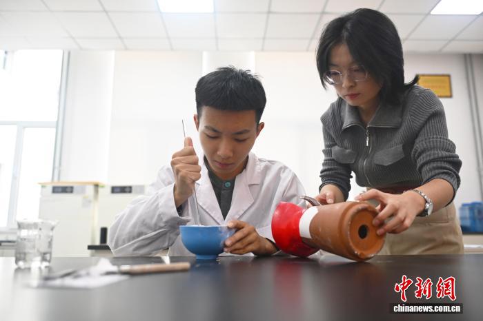 甘肃高校育“文物医生”