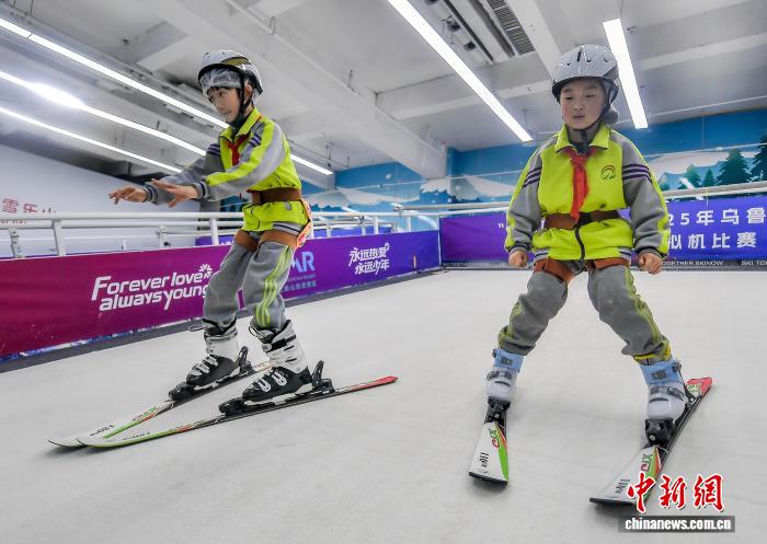 乌鲁木齐:小学生滑雪模拟机上体验滑雪乐趣