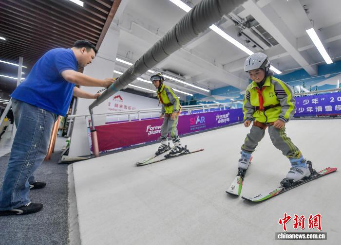 乌鲁木齐:小学生滑雪模拟机上体验滑雪乐趣