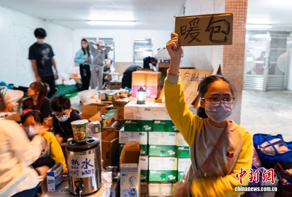 香港青少年帮助大埔宏福苑火灾受影响市民