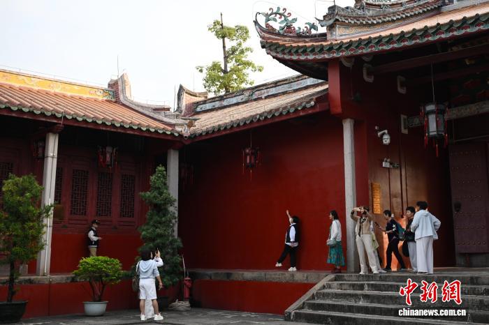 广东：揭阳学宫吸引游客