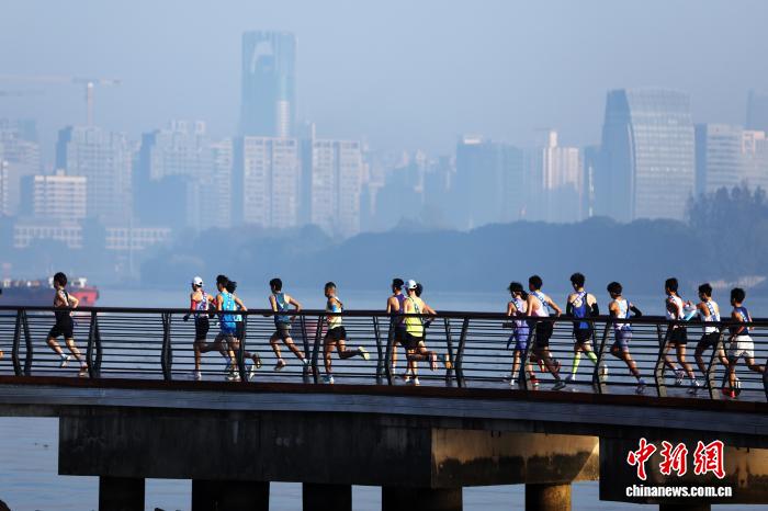 2025高校百英里接力赛总决赛在上海鸣枪起跑