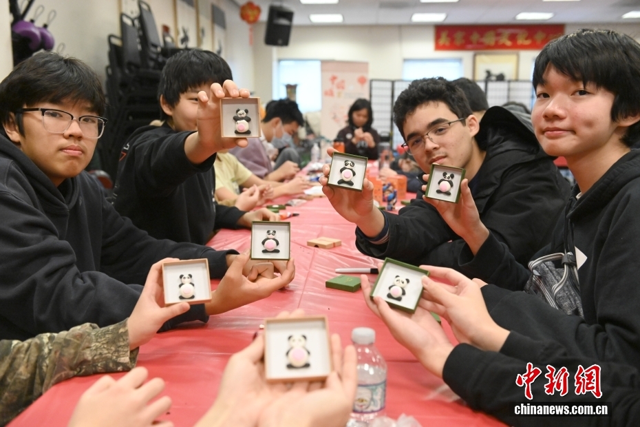 美国高中生“中国城里品中国”