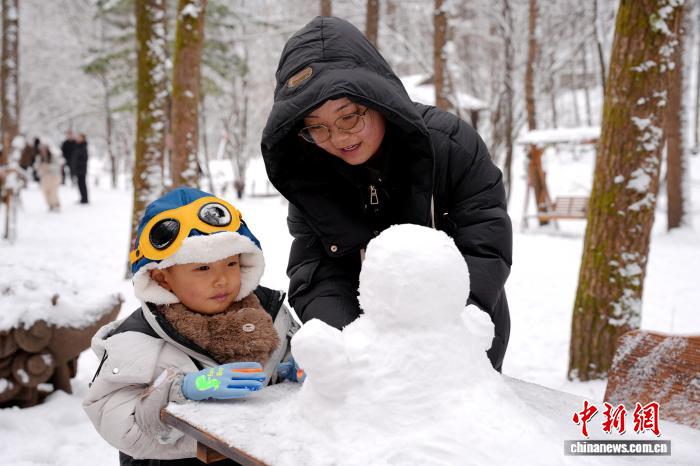 秦岭腹地冰雕雪景美不胜收 秦岭腹地冰雕雪景美不胜收民众感受冬日浪漫