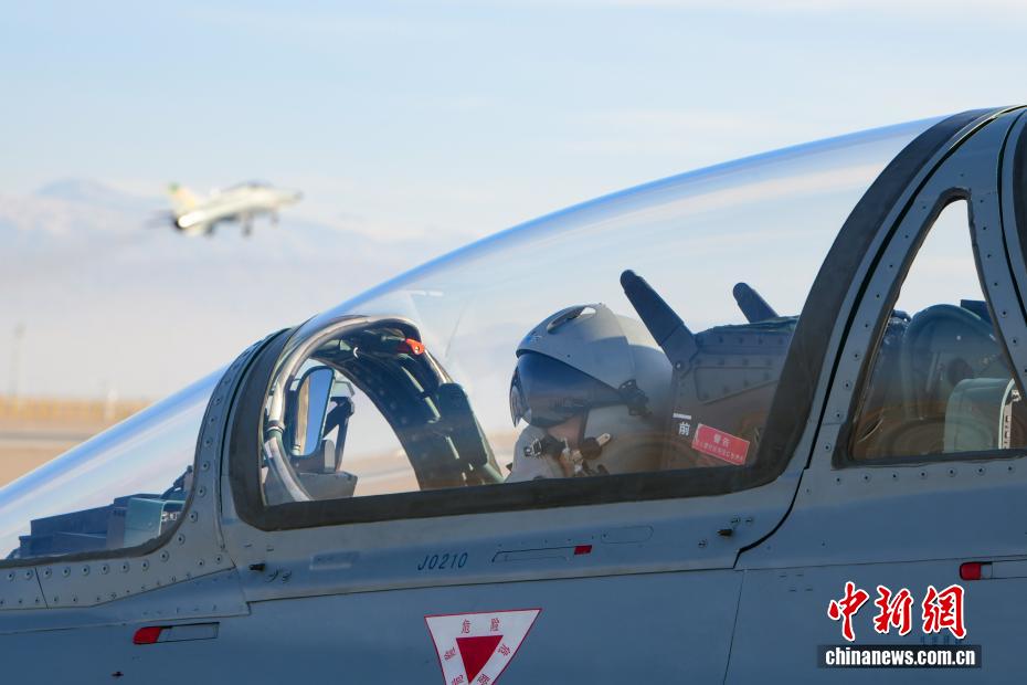 空军西安飞行学院某部开展新飞行员首次单飞训练