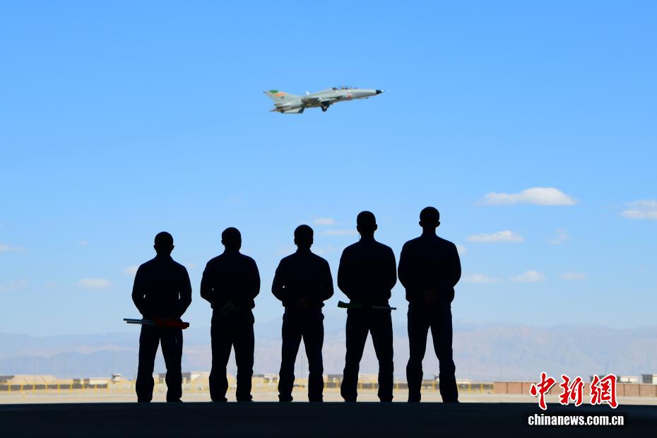 空军西安飞行学院某部开展新飞行员首次单飞训练