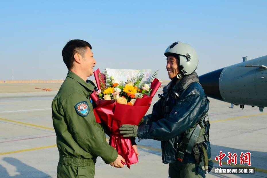 空军西安飞行学院某部开展新飞行员首次单飞训练