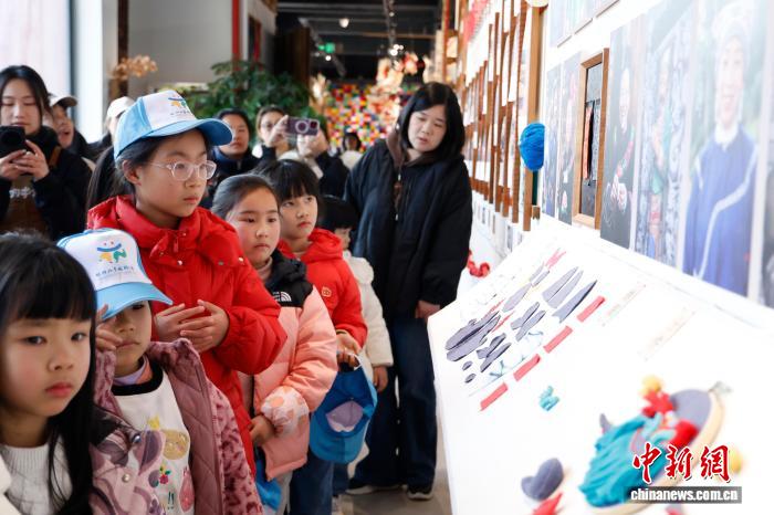 浙江杭州:体验年味非遗文创 浙江杭州:游人体验年味非遗文创