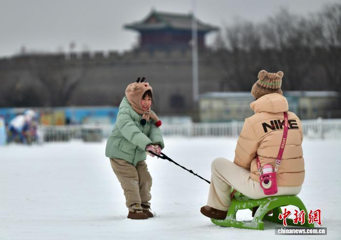 雪飘石家庄民众乐享冬日雪趣