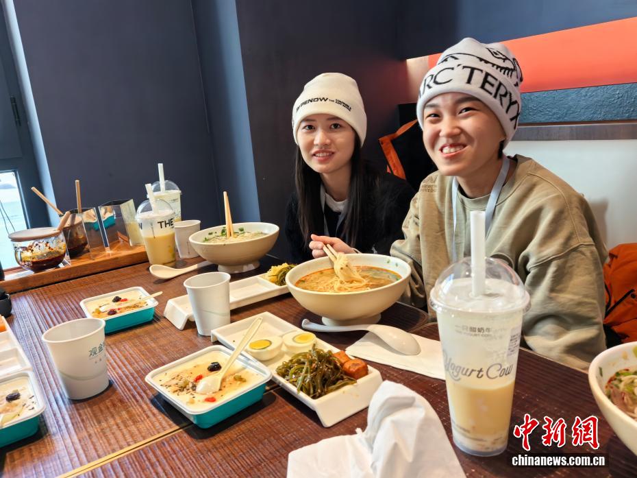 台湾学子畅游黄河之滨:吃牛肉面 观黄河 台湾学子畅游黄河之滨:吃牛肉面 观黄河