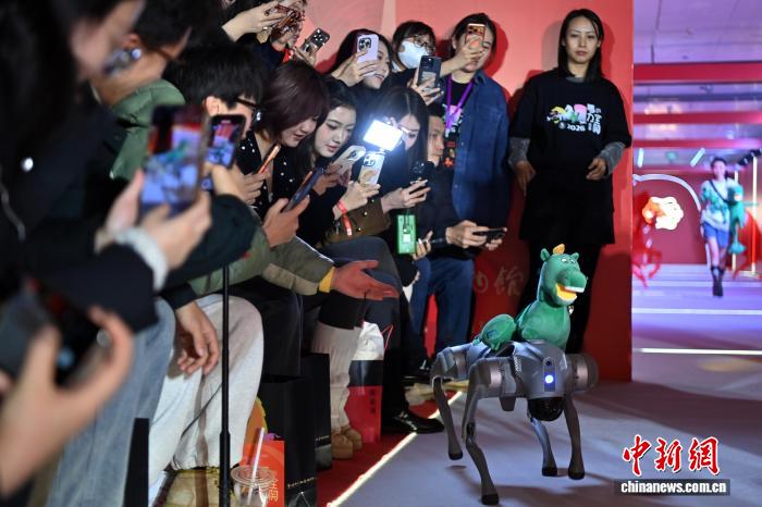 甘肃省博物馆上演“奇妙夜”解锁文物新玩法