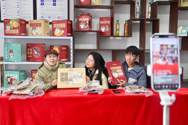 志愿服务“护苗”网络直播“助农”