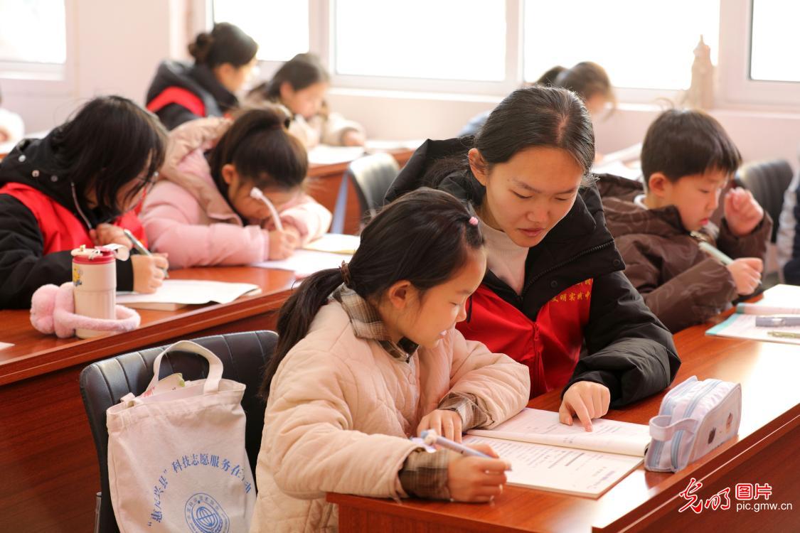 【新春走基层】大手牵小手 返乡学子志愿服务护航成长