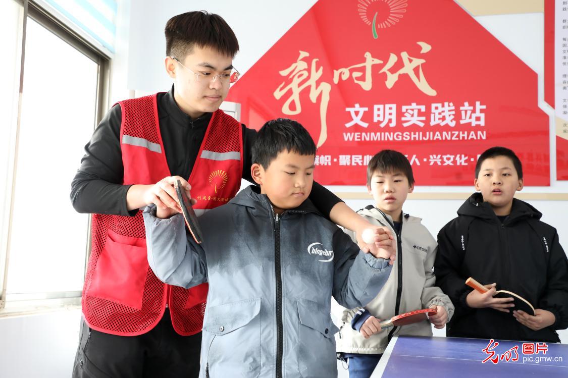 【新春走基层】大手牵小手 返乡学子志愿服务护航成长