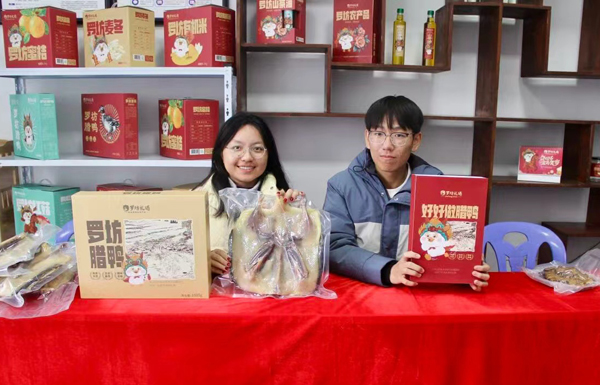 新春走基层丨年味里的青春：“护苗”成长 “助农”增收