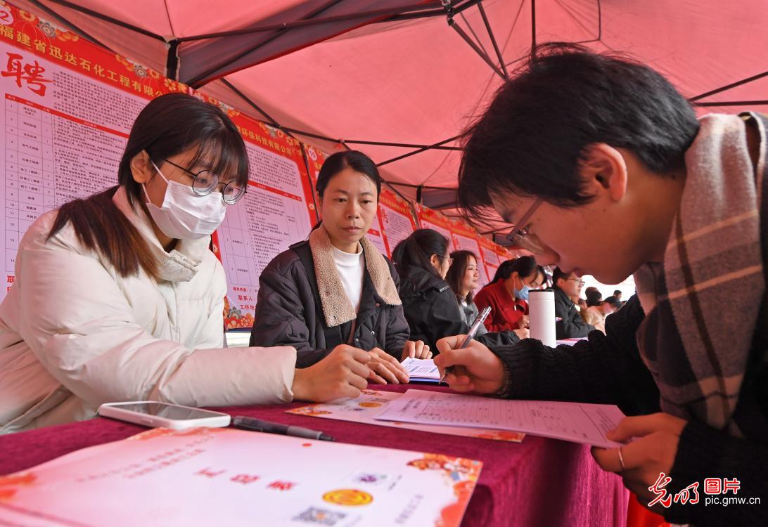 新春走基层丨春风送暖求职路 各地搭台促就业 新春走基层丨春风送暖求职路 各地搭台促就业