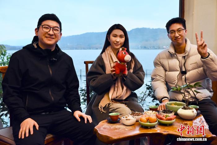 (新春走基层)港澳青年西湖漫谈:在杭州追逐青春梦想