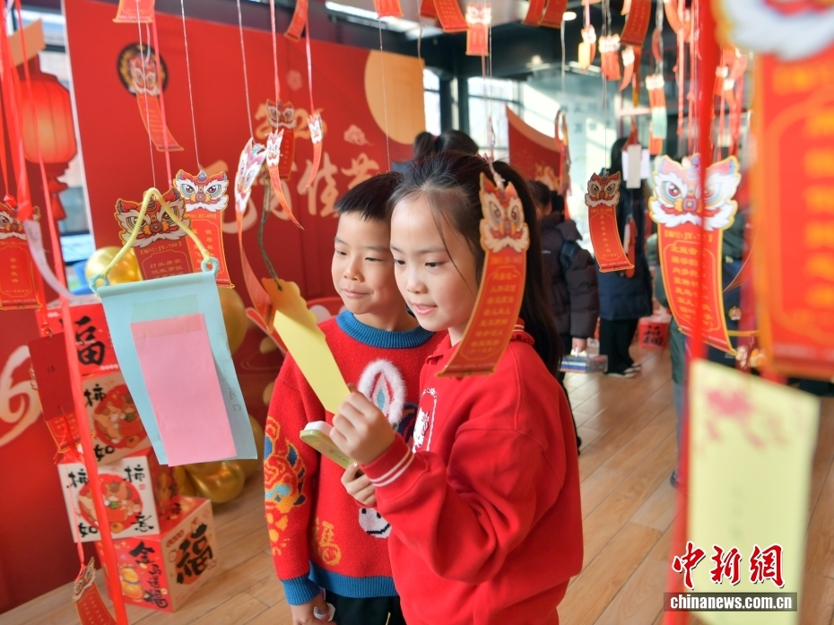 校园模式开启 多地中小学生迎来新学期