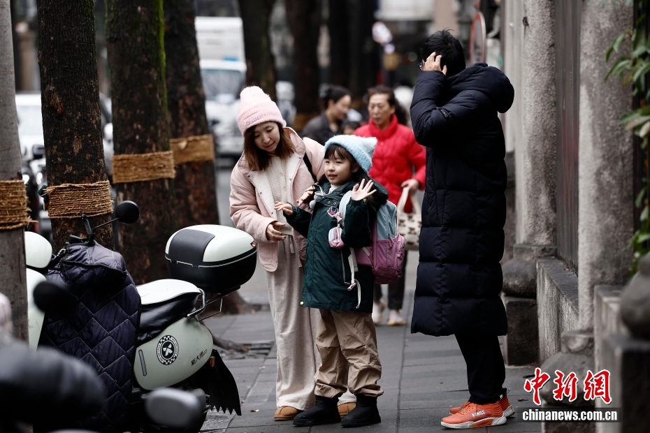 校园模式开启 多地中小学生迎来新学期