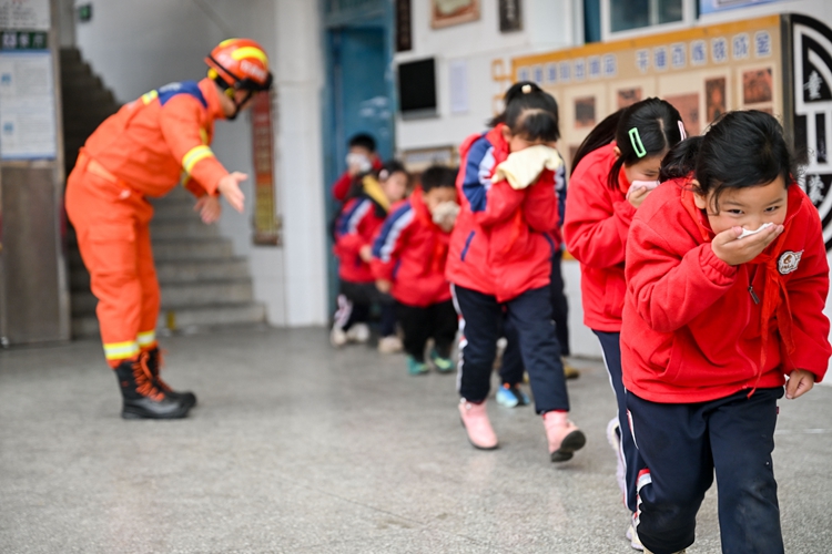 贵州开阳：在校园学消防