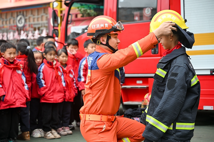 贵州开阳：在校园学消防