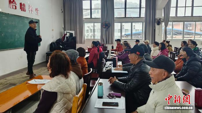 广西桂林：“银发大学生”返校上课“正青春”