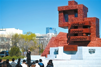 “爱国三问”碑 一堂思政课