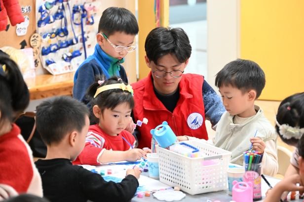 西工大学子志愿服务“一老一小”润童心暖桑榆