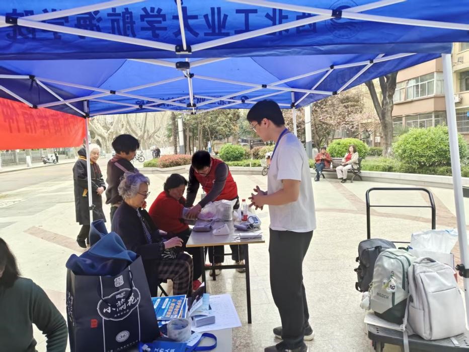 西工大学子志愿服务“一老一小”润童心暖桑榆