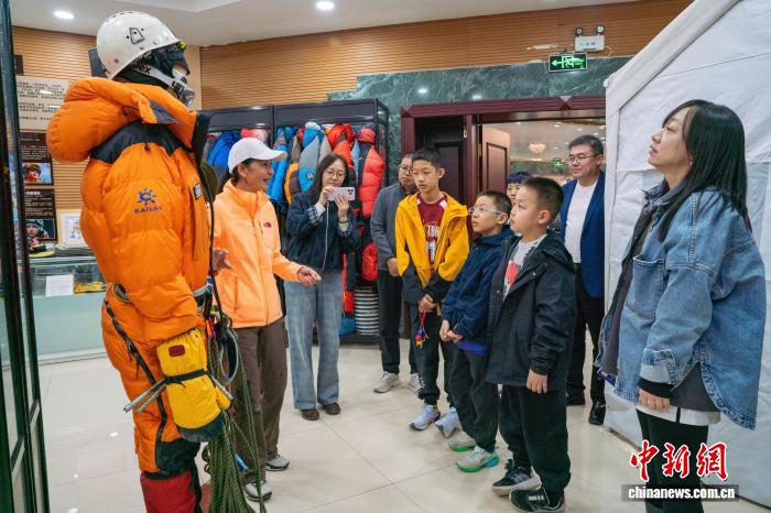 乌鲁木齐：民间登山博物馆成学生春假研学地