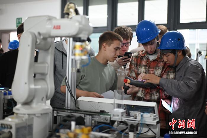 俄罗斯师生重庆感受工业机器人产学研发展 俄罗斯师生重庆感受工业机器人产学研发展