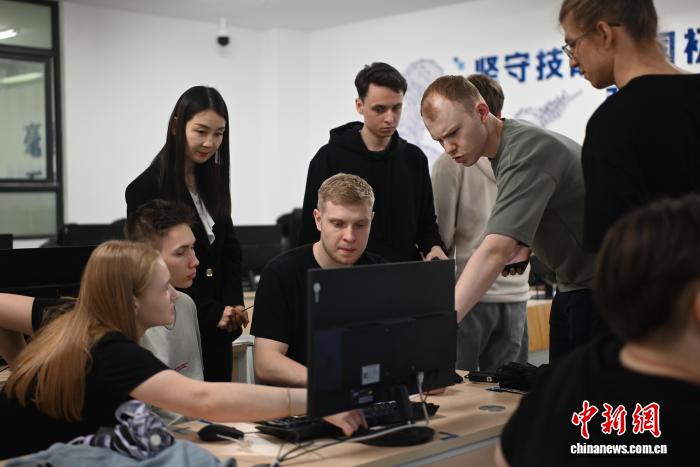 俄罗斯师生重庆感受工业机器人产学研发展