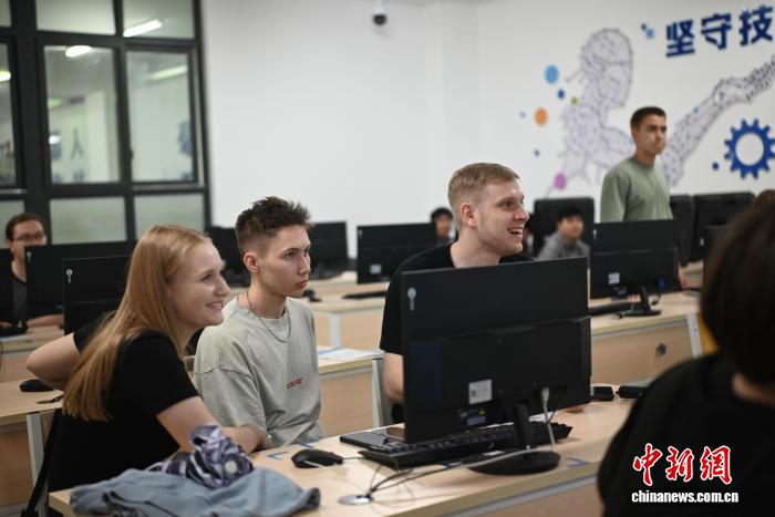 俄罗斯师生重庆感受工业机器人产学研发展