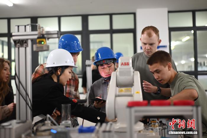 俄罗斯师生重庆感受工业机器人产学研发展